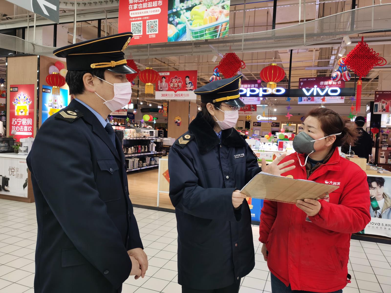 李大伟督查商场.jpg