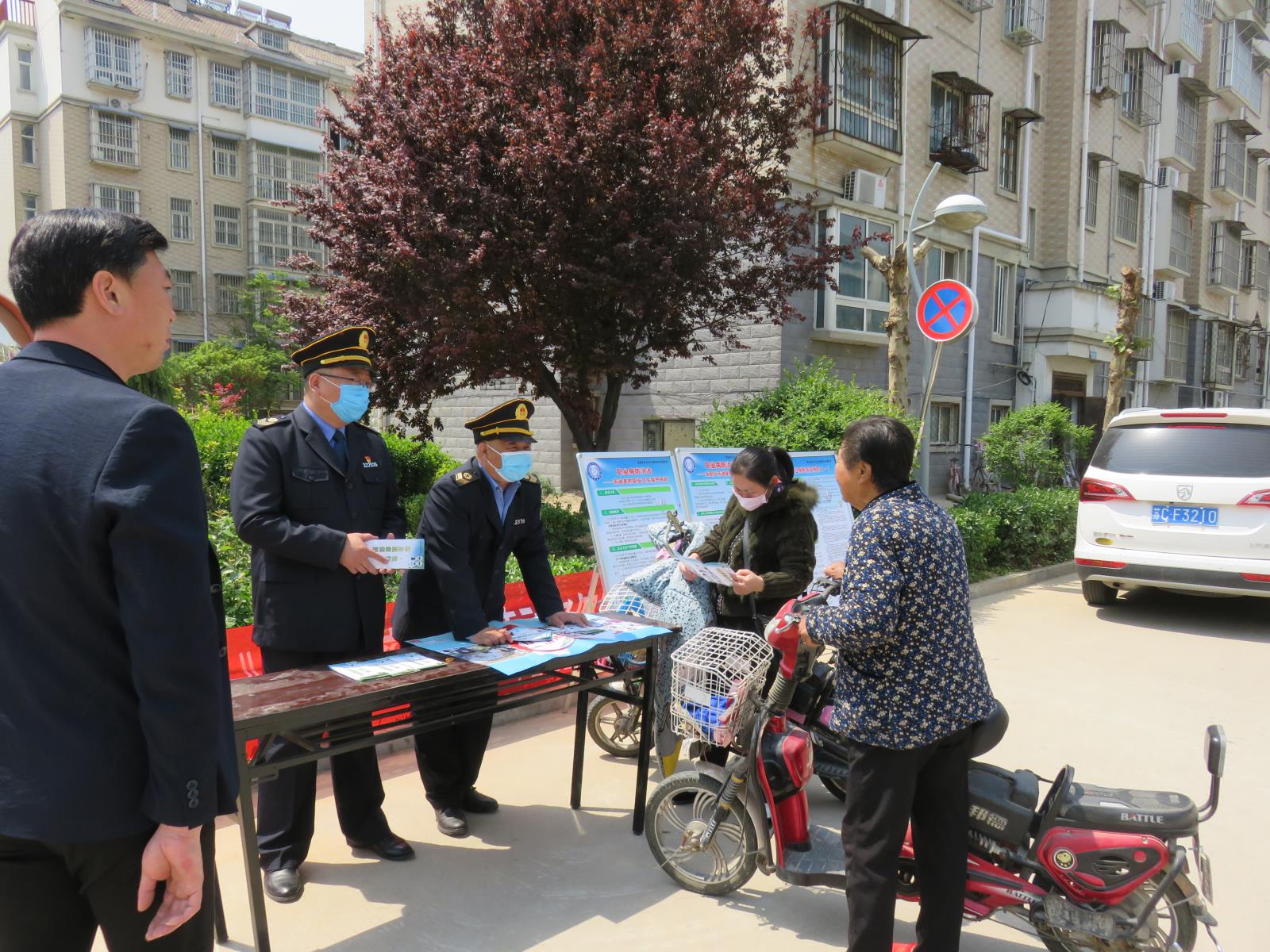 4月26日，丰县卫生监督所深入栖凤园小区开展宣传周活动.JPG