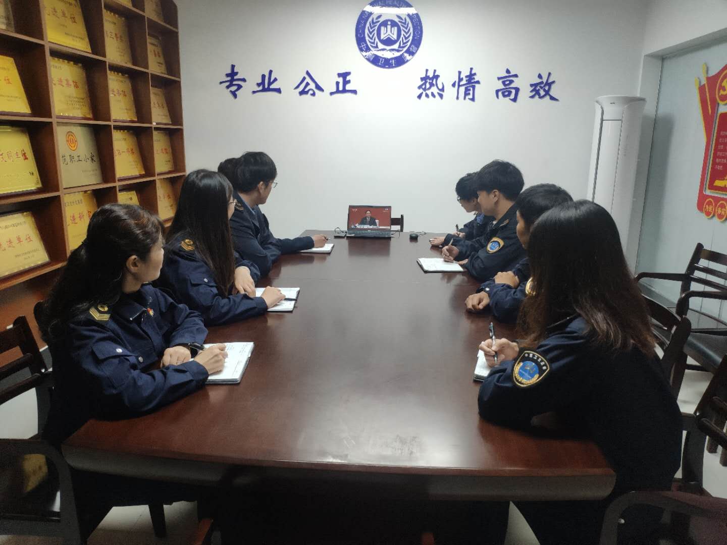 云龙区卫生监督所组织党员观看党的十九届五中全会新闻发布会.jpg