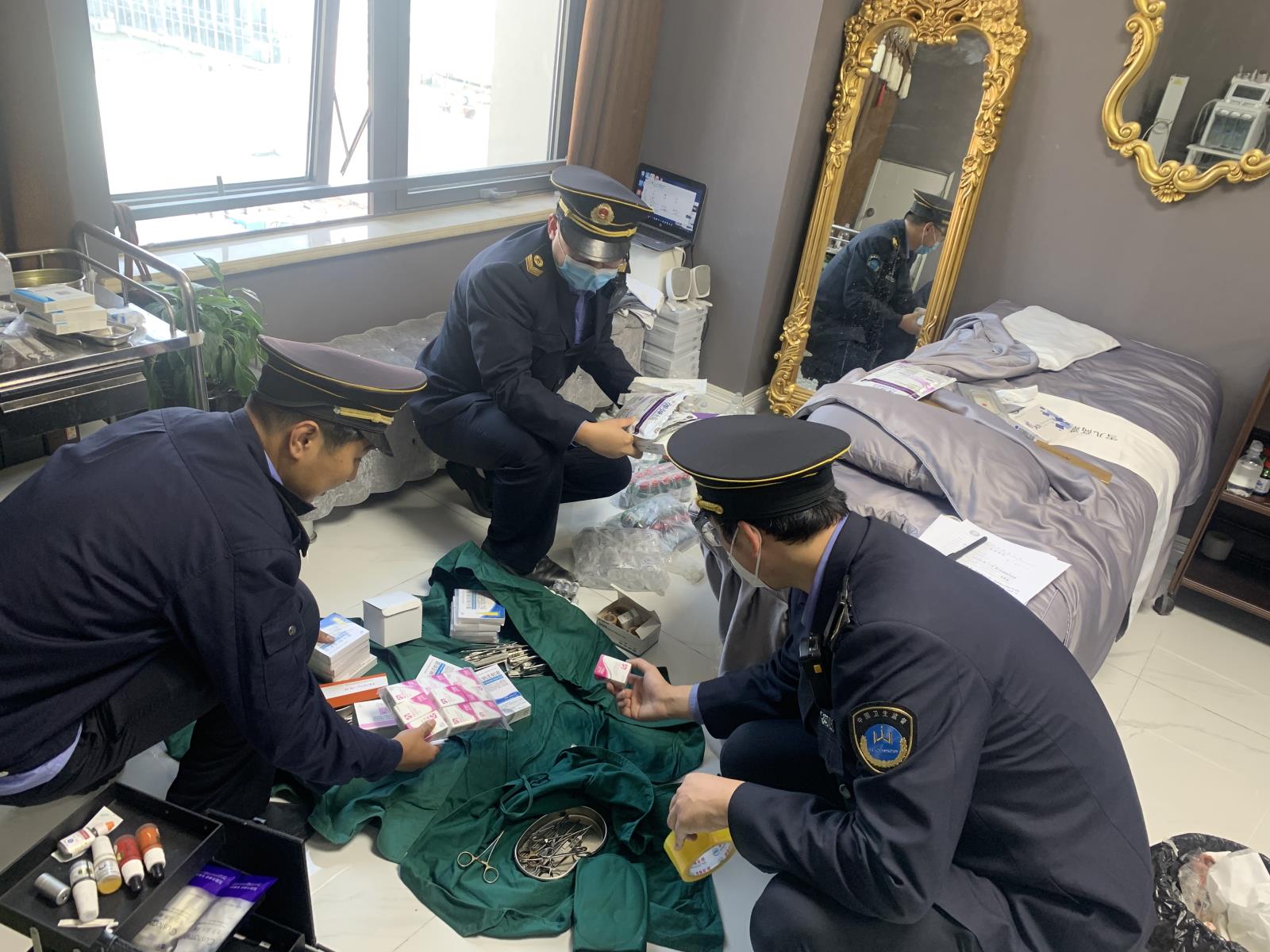 云龙区卫生监督所打击非法医疗美容.jpg 云龙区卫生监督所打击非法医疗美容.jpg