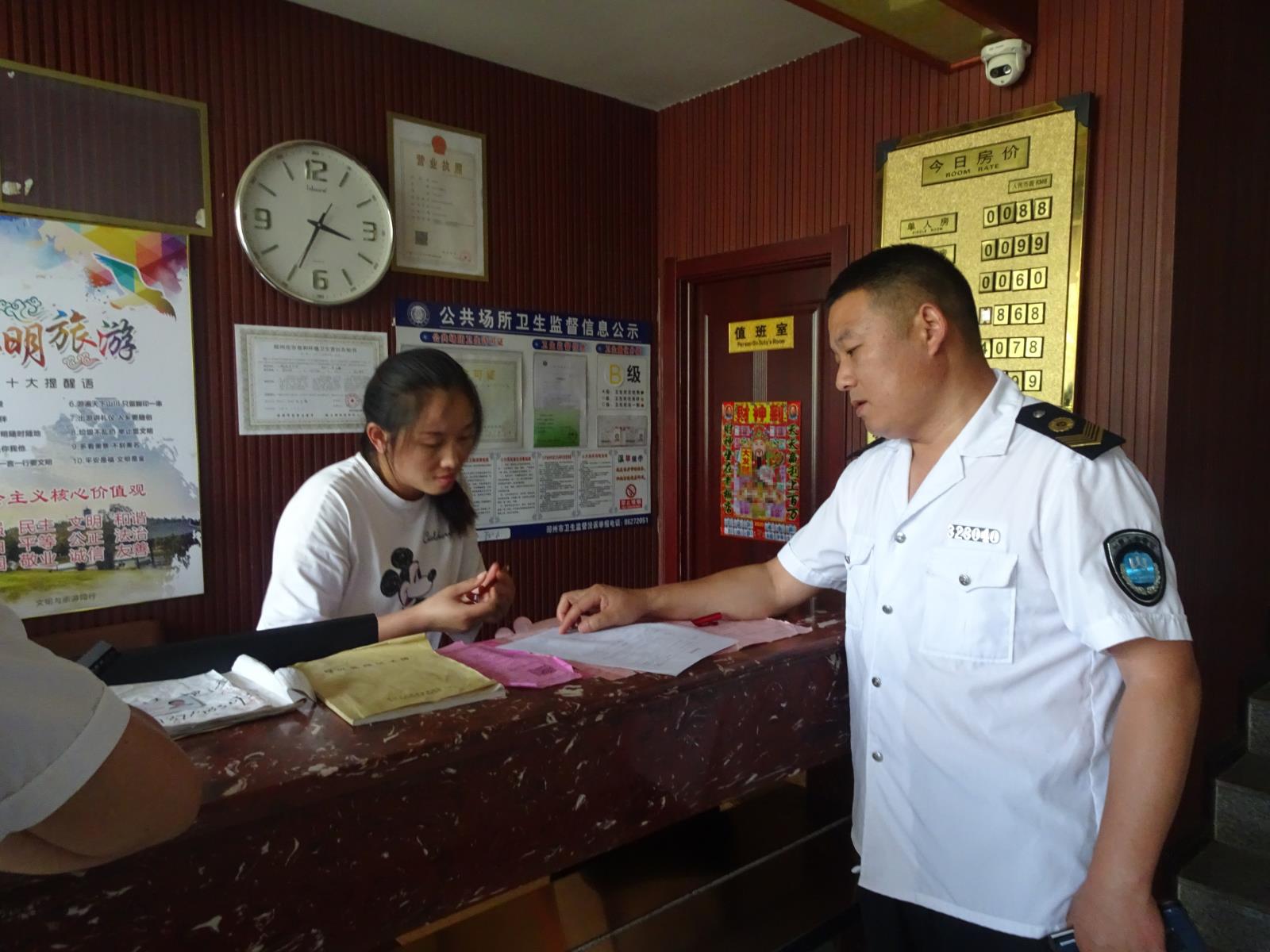 邳州市卫生监督所开展端午节前卫生安全执法检查.JPG