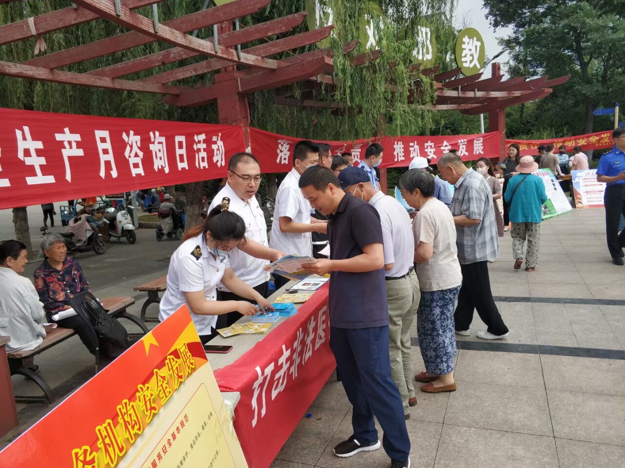 8鼓楼区卫生监督所积极开展”安全生产宣传咨询日“宣传活动曾潮怡.jpg 8鼓楼区卫生监督所积极开展”安全生产宣传咨询日“宣传活动曾潮怡.jpg