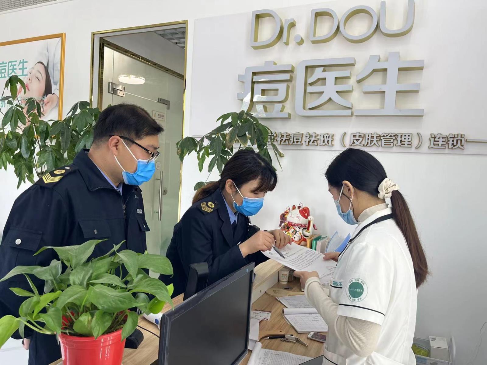 8鼓楼区卫生监督所开展美容美发行业复工复产“回头看”专项行动刘若钶.jpg