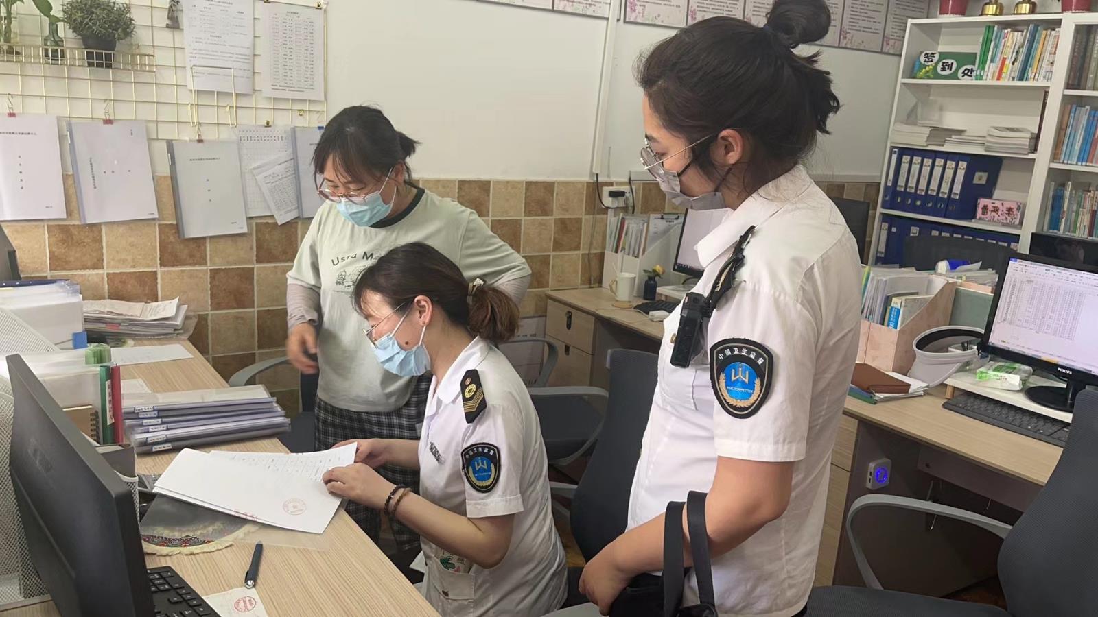8鼓楼区卫生监督所开展托幼机构机构疫情防控专项检查刘若钶1.jpg