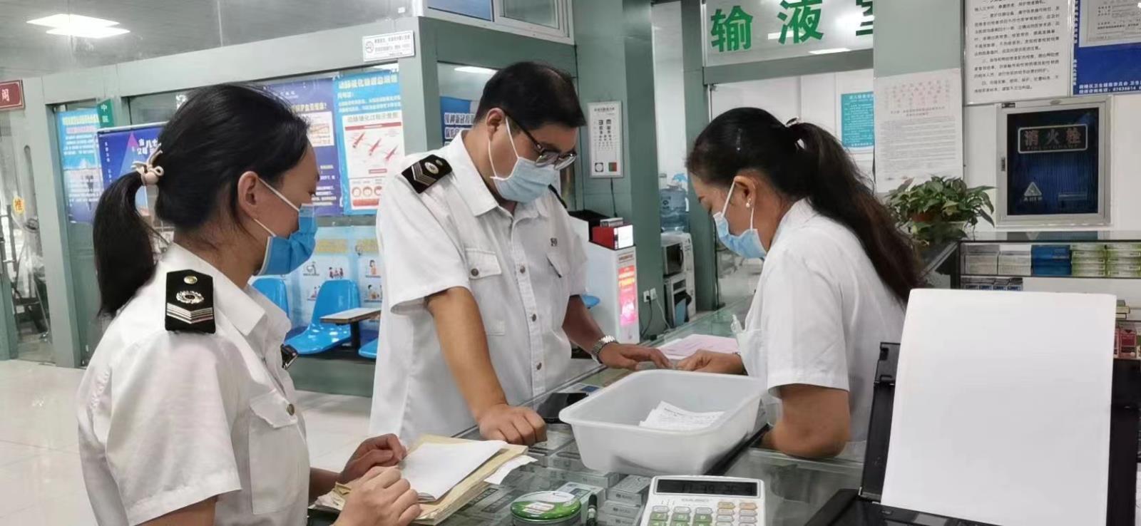 鼓楼区卫生监督所开展社区卫生服务站规范执业监督检查.jpg