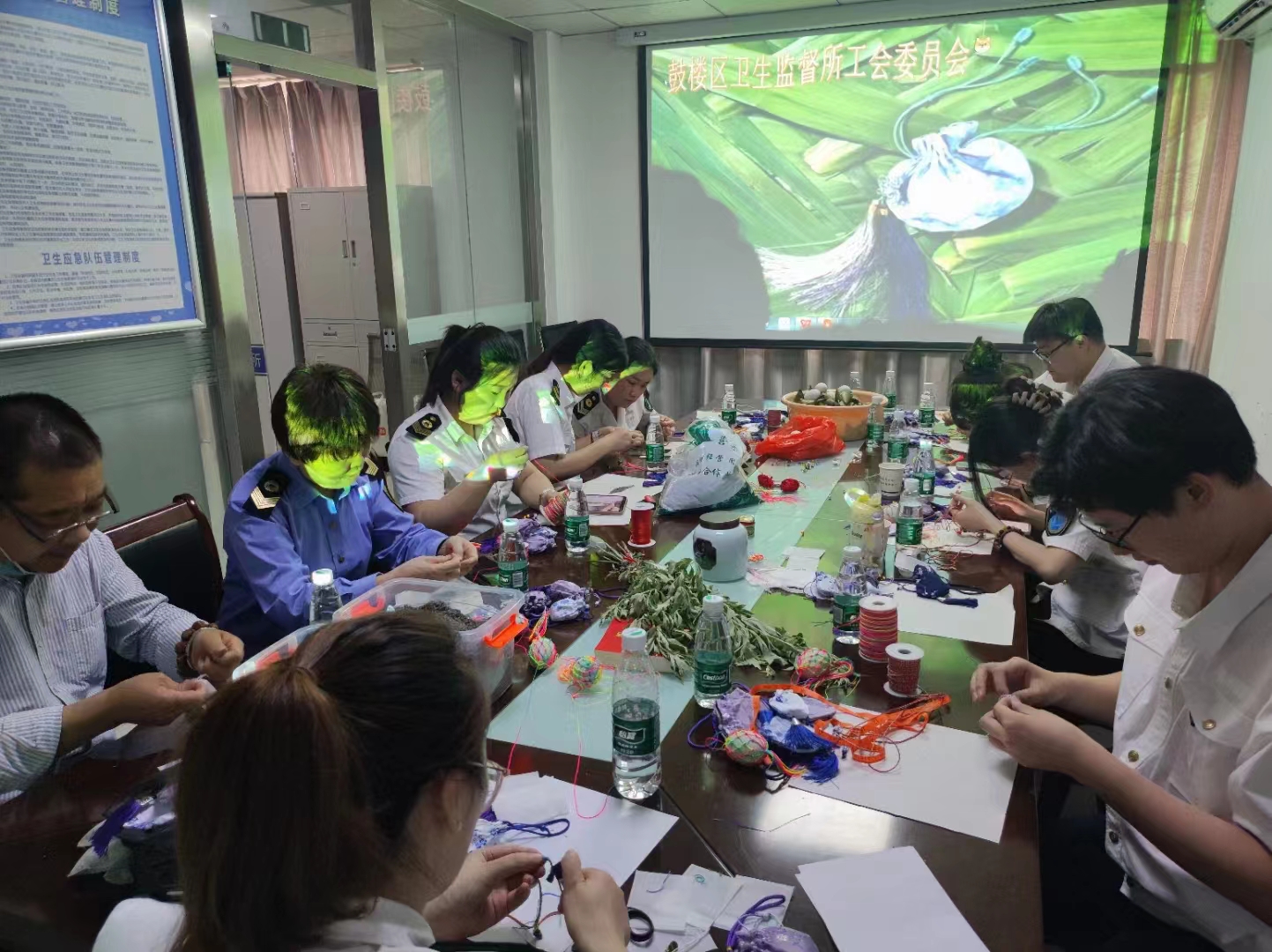 鼓楼卫监开展“巧手展风采”端午手工主题活动.jpg