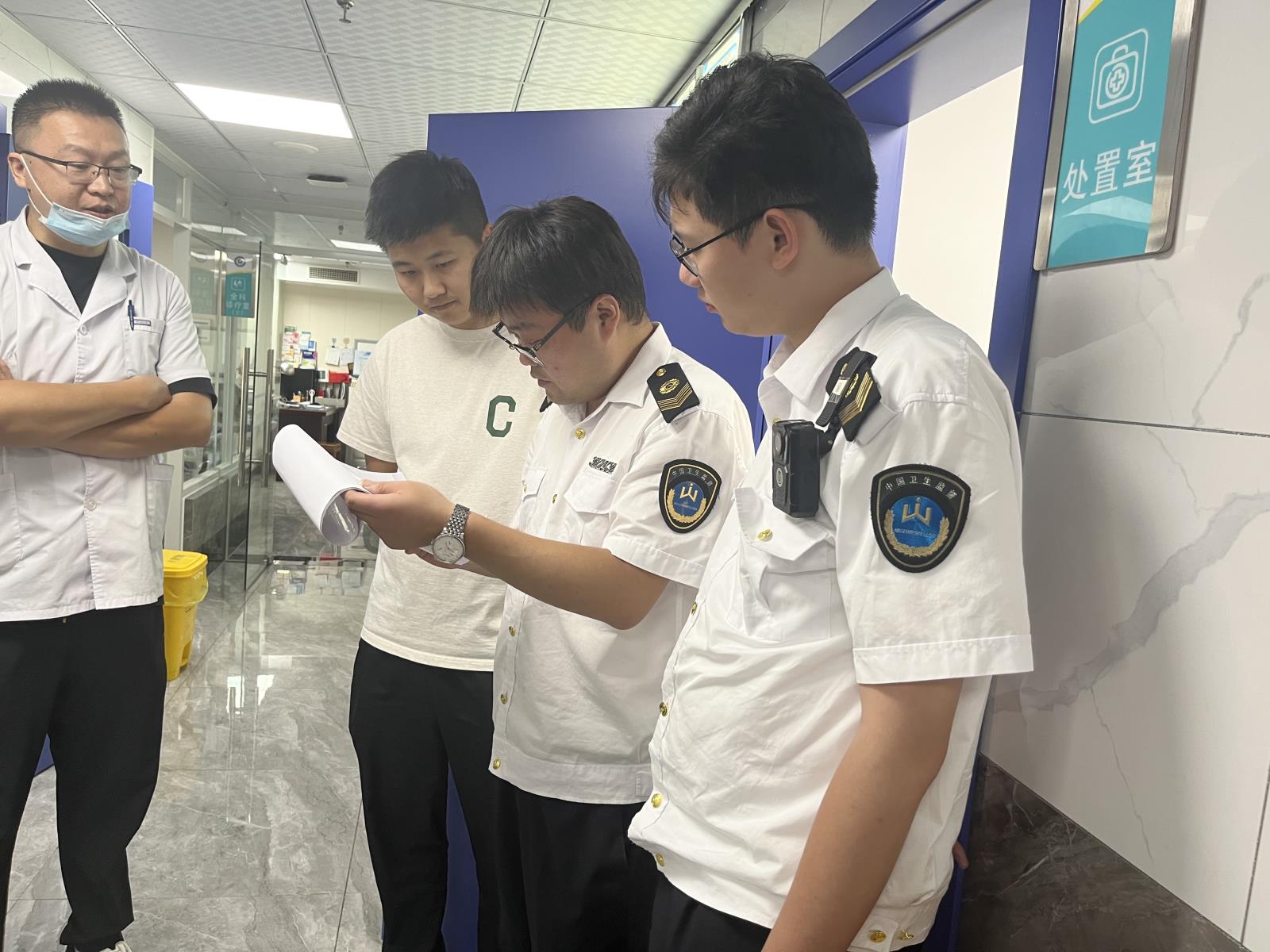 鼓楼区开展个体诊所医疗废弃物处置专项检查.jpg